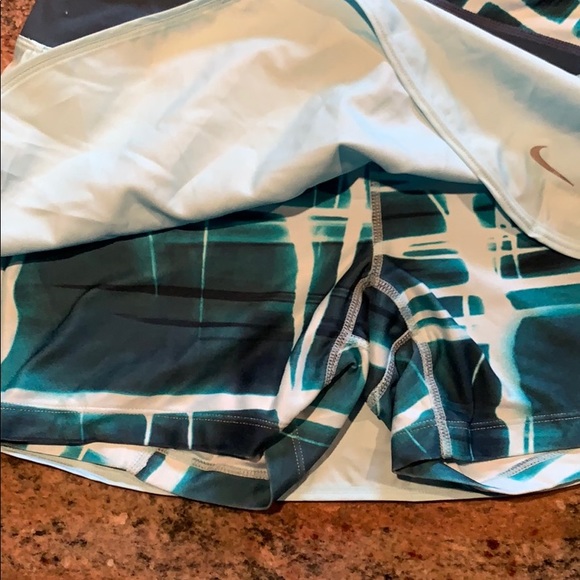 Nike skirt with compression shorts built in - Picture 2 of 4
